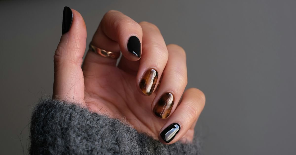 Mão feminina com acabamento impecável nas unhas preparadas por nail design