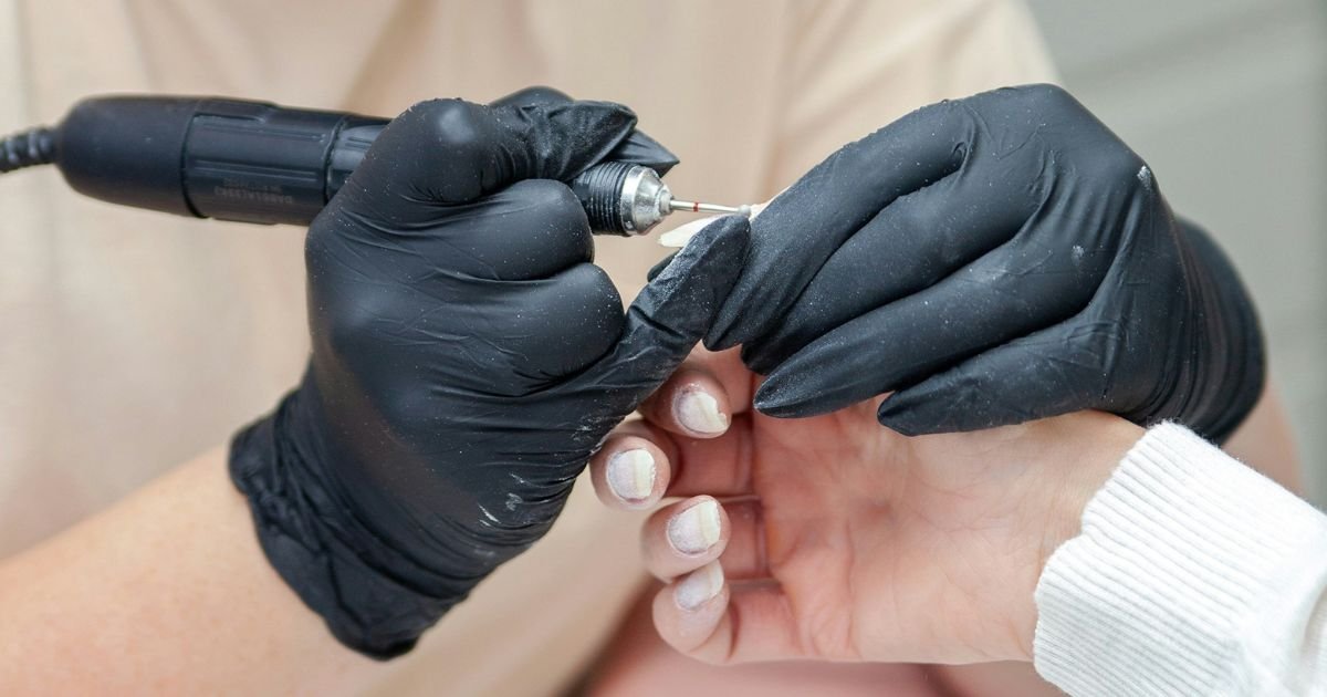 Especialista em Designer de Unhas fazendo acabamento nas unhas da cliente